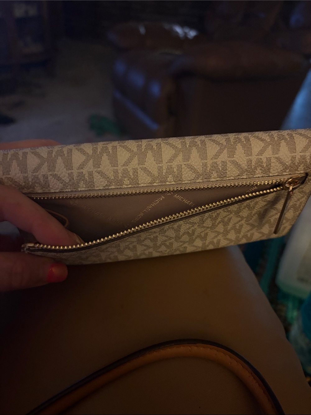 Michael Kors Signature Tote in Vanilla with Acorn Trim and Matching Wallet - Picture 6 of 16